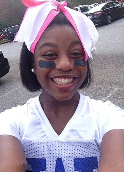 美国女孩在同一环形跑道上连续向后翻44个筋斗打破吉尼斯世界纪录