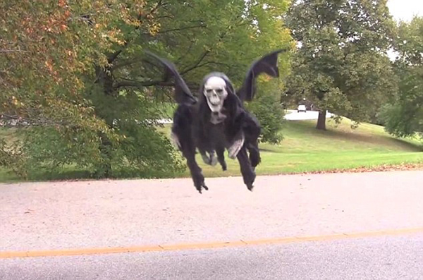 美国男子在万圣节前夕拍摄了一段黑衣骷髅吓人的恶作剧视频