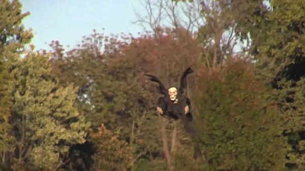 美国男子在万圣节前夕拍摄了一段黑衣骷髅吓人的恶作剧视频