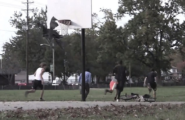 美国男子在万圣节前夕拍摄了一段黑衣骷髅吓人的恶作剧视频