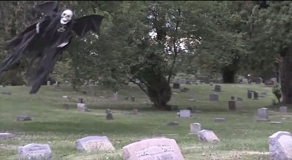 美国男子在万圣节前夕拍摄了一段黑衣骷髅吓人的恶作剧视频