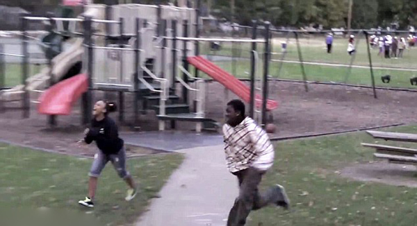 美国男子在万圣节前夕拍摄了一段黑衣骷髅吓人的恶作剧视频