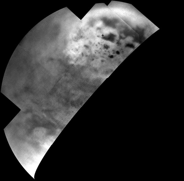 飞船俯瞰土卫六北极附近的“黑影”