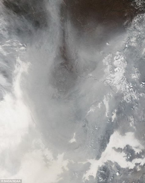 图中最明亮的区域是雾霾,其中的灰色和黄色部分是空气污染