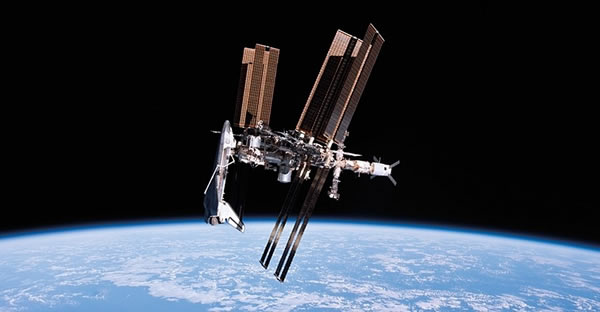 这是一张经典的轨道大合影,执行该任务的是奋进号航天飞机,这也是2011年其执行的最后一次任务,照片由俄罗斯联盟号飞船中的宇航员、27远征机组成员保罗•