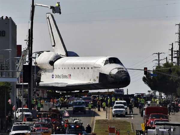 奋进号的告别之旅,从佛罗里达州抵达位于加州的新家。