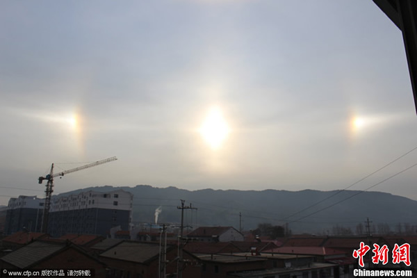 11月1日早晨8时10分左右,河北承德围场满族蒙古族县域内出现了多个“太阳”