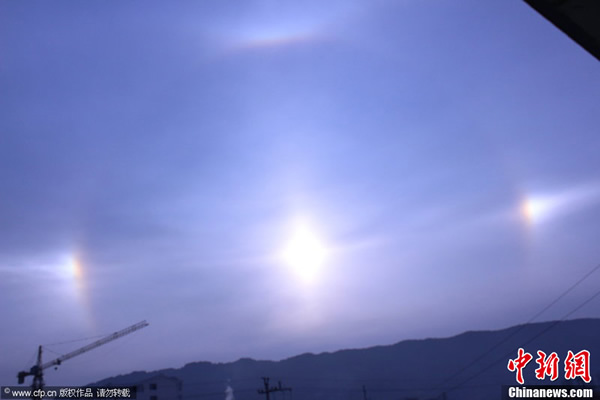 11月1日早晨8时10分左右,河北承德围场满族蒙古族县域内出现了多个“太阳”