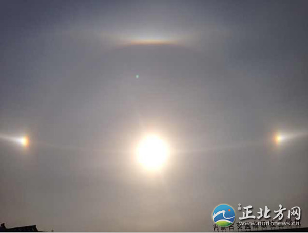 11月1日上午9时左右,在内蒙古赤峰市上空出现了怪异天象,彩虹“倒挂”在太阳之上,像微笑的表情,太阳周围有很大的光晕,光晕两侧还有光点,貌似被太阳截断的彩虹两端