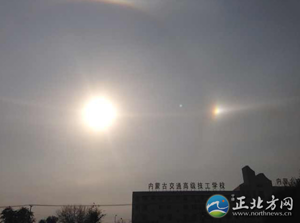 11月1日上午9时左右,在内蒙古赤峰市上空出现了怪异天象,彩虹“倒挂”在太阳之上,像微笑的表情,太阳周围有很大的光晕,光晕两侧还有光点,貌似被太阳截断的彩虹两端