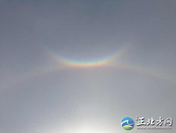 11月1日上午9时左右,在内蒙古赤峰市上空出现了怪异天象,彩虹“倒挂”在太阳之上,像微笑的表情,太阳周围有很大的光晕,光晕两侧还有光点,貌似被太阳截断的彩虹两端