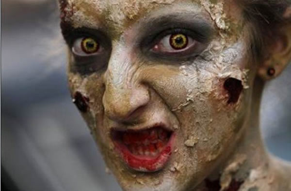 新奥尔良的人们打扮成恐怖模样走上街头,这是万圣夜在现代的演变,逐渐摆脱了宗教的色彩