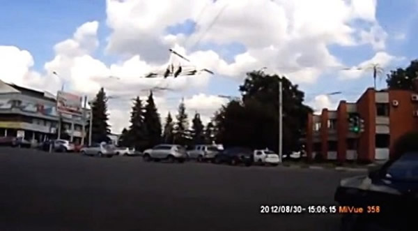 驾驶如平常一样开着车,完全不知道等一下右边的黑色车辆会发生离奇事件。