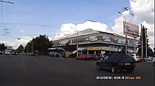 黑色车辆从右方超前