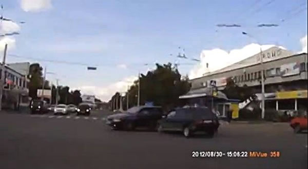 画面突然冲出一辆未出现过的车辆