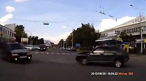 两车相撞后的车祸现场