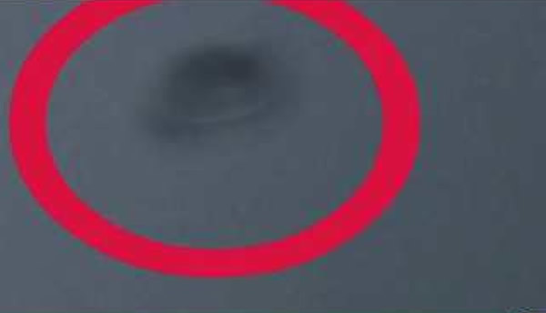 在秘鲁神秘的纳兹卡地线(Nazcalines)上空,一对夫妇拍下一段疑似与UFO擦身而过的影片。