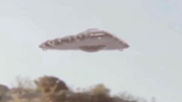 美国维吉尼亚州天空出现一个大型三角不明飞行物体