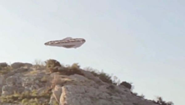 罕见的飞行器安静旋转着,可见底部灯号闪动。