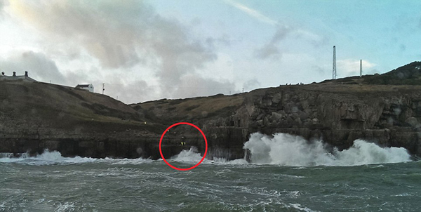 英国女子在多赛特郡海岸边探险遇狂风巨浪不幸身亡