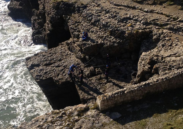 英国女子在多赛特郡海岸边探险遇狂风巨浪不幸身亡