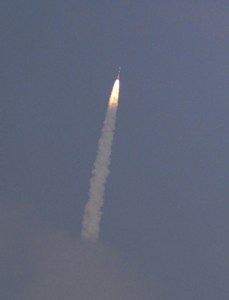 11月5日,在印度斯里赫里戈达岛,极地卫星运载火箭(PSLV-C25)携带印度首枚火星探测器“曼加里安”号发射升空。图片来源:Arun Sankar K/东方I