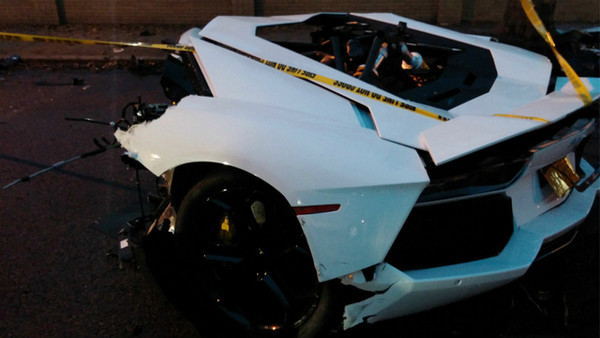 兰博基尼高速发生车祸撞成两截,车主若无其事走出来