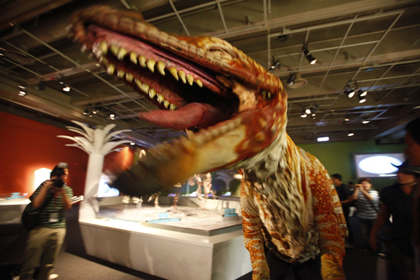 预展上,“互动剧场”演员扮“恐龙”出来招呼大家