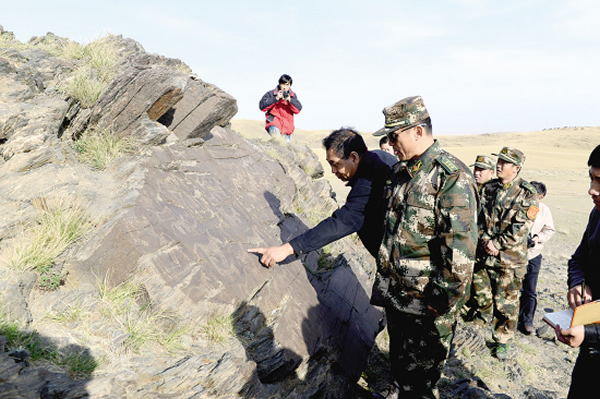 市文物管理局专家讲解游牧民族岩画