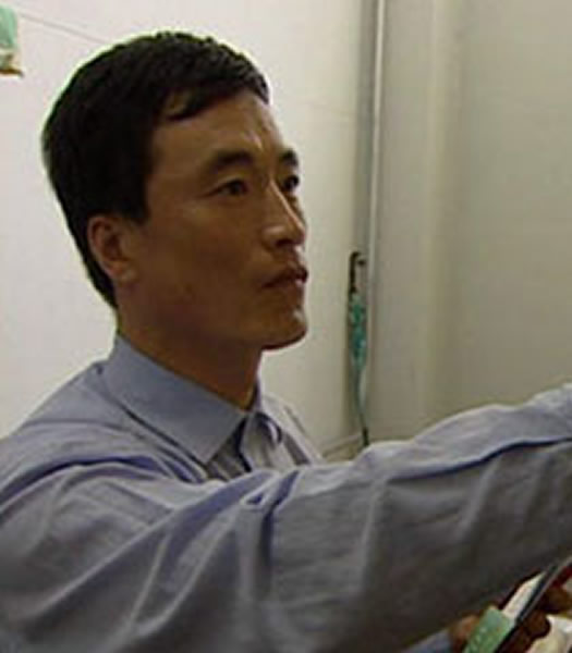 孟照国被接到北京进行测谎,成功通过测谎测试。然而,这并没有改善他的处境。