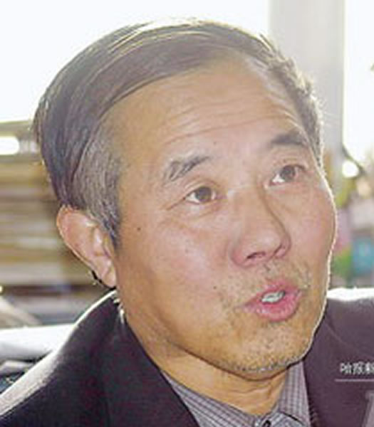 教授陈功富的命运,也因UFO而改变。他从一名计算机知名学者转型了UFO专业人士,如今梦想把凤凰山打造成美国的罗斯韦尔飞碟小镇,吸引国内外游客。