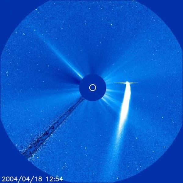 ISON彗星与太阳擦肩而过时也将会出现这样的场景。这张图片由太阳和太阳风层探测器(即SOHO卫星)上的大视角分光日冕仪(LASCO)拍摄于2004年,显示的是布