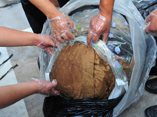 打掉盗墓团伙缴获数件依旧色彩鲜亮的400年前古衣