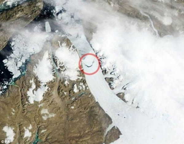 南极洲一座冰山从派恩岛冰川分裂而出