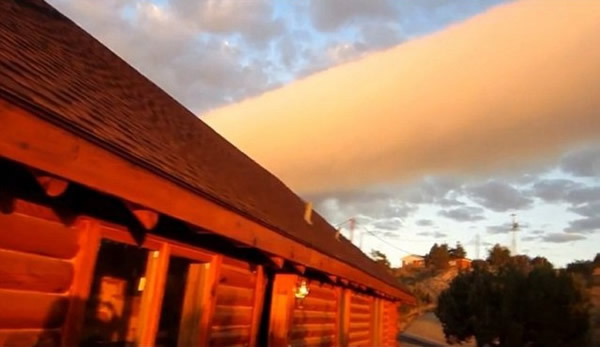 美国德克萨斯州上空出现罕见壮观卷轴云