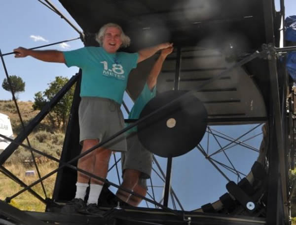 ���ˡ������ɴ�վ��ֱ��Լ1.8�׵�����ǰ�棬��������ܾ޴�����Զ���ĺ��Ĳ���