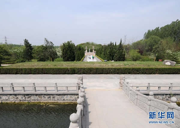 这是扬州原有“隋炀帝陵”的神道、祭台(图片中部绿色长台)及陵墓(远处山包)