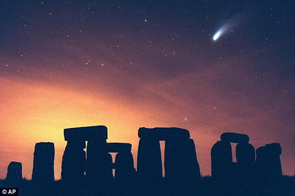 1997年拍摄到的海尔•波谱彗星,下面则是巨石阵,这张图片可以感觉到当时的海尔•波谱彗星是多么亮。