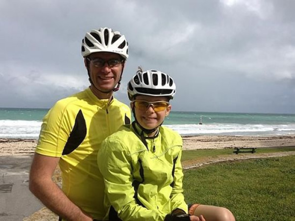 10岁男童骑车穿越澳大利亚为中国孤儿筹集善款