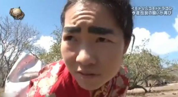 日本女子身后用绳绑肉块引巨蜥追赶