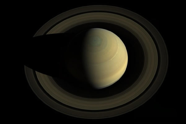 土星极区出现的奇怪的六边形风暴(土星的体积是地球的750倍)