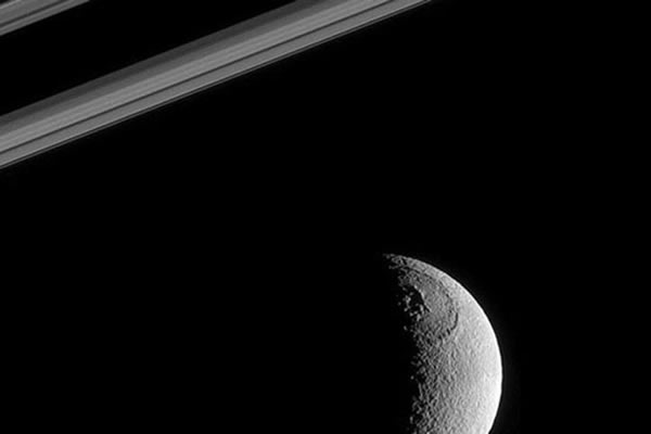 卡西尼飞船拍摄到土卫三奥德修斯陨石坑