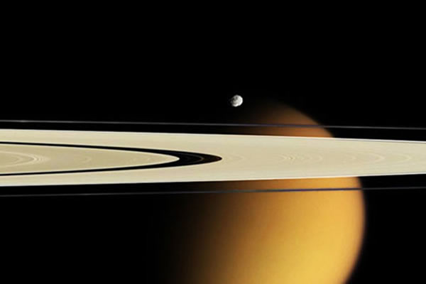 隐藏在土星环中的土卫十一