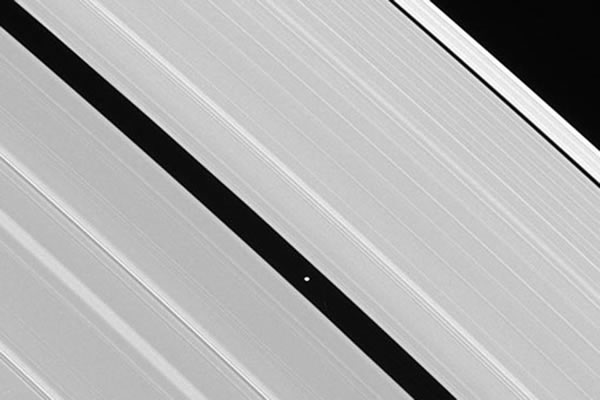 卡西尼探测器拍摄到土星A环