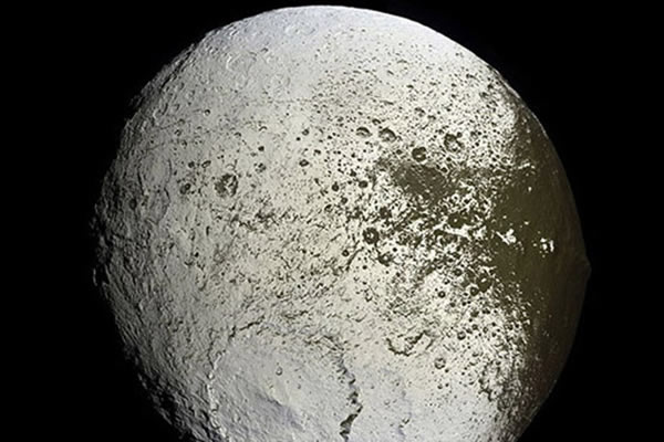 土卫八看上去非常恐怖