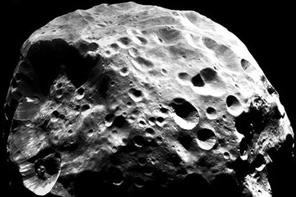 土卫九(Phoebe)是一块巨大的空间岩石