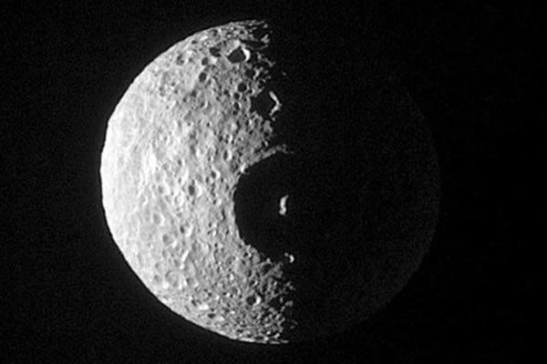 土卫一上存在一个巨大而古老的撞击坑