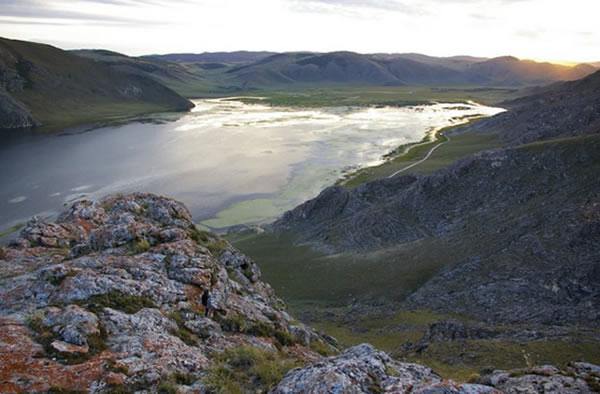 贝加尔湖,2.4万年前人类骨骼化石出土的区域。