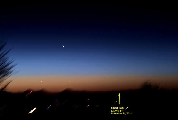 2013年11月23日拍摄到的彗星ISON图像,水星在图像的顶部,土星在左下角。