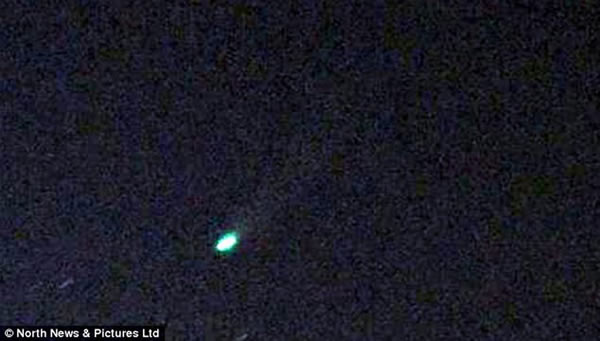 美国宇航局的科学家表示,将对继续对ISON彗星进行观测,该现象也有可能是其他的可能性,这些彗星可能来自遥远的奥尔特云,本张照片拍摄于英格兰北部地区